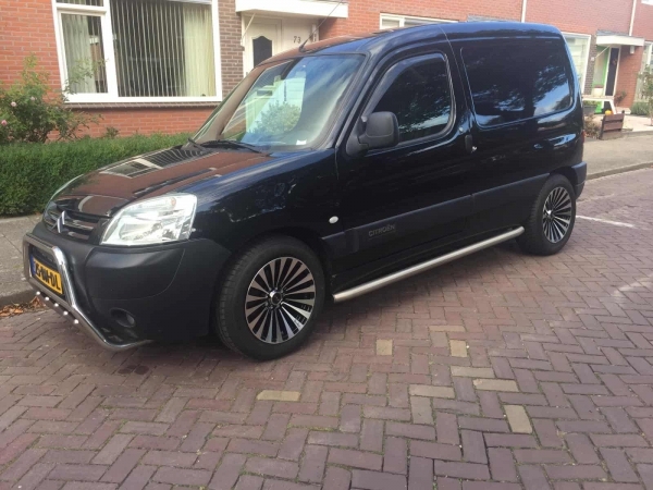 Citroen Berlingo voorzien van 16 inch 4x108 7J ET15 nieuwe 4 seizoen banden