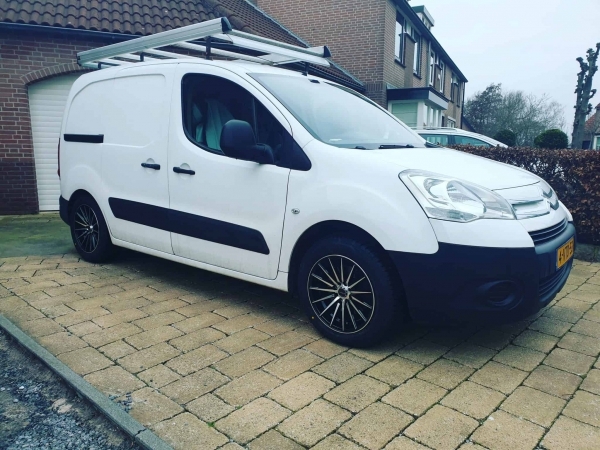 Citroen Berlingo voorzien van 16 inch 4x108 7J ET20 spaakvelgen met nieuwe 4 seizoen banden.