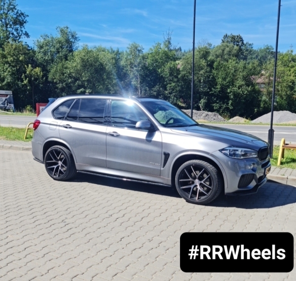 Deze prachtige BMW X5 F15 hebben we voorzien van 21 inch Custom Wheels van RR Wheels in 10.5J ET35 en 12J ET35 inclusief Michelin Banden in 285 35 21 en 325 30 21! Geweldige breedset voor deze auto. Tevens een volledig Maxton Design kit gemonteerd.