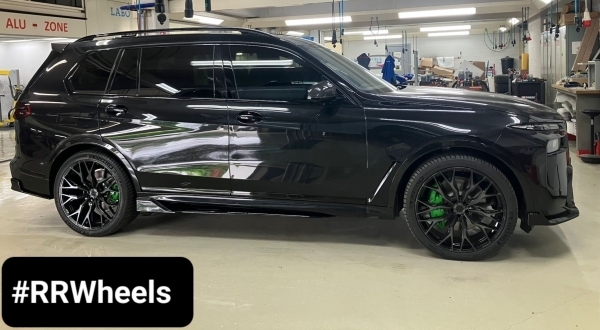 Wij hebben deze nieuwe BMW X7 G07 uitgerust met 23 inch Concaver velgen type CVR1 in 10J en 11J 5x112 23 inch inclusief nieuwe Michelin Pilot Sport 4 in 295 35 23 en 335 30 23! Geweldige impulsieve velgen en banden voor deze fantastische auto!
