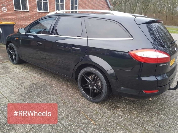 Ford Mondeo is black on black gegaan met 18 inch 5Ã—108 8J ET45 â€“  R1 ZP1 wheels.