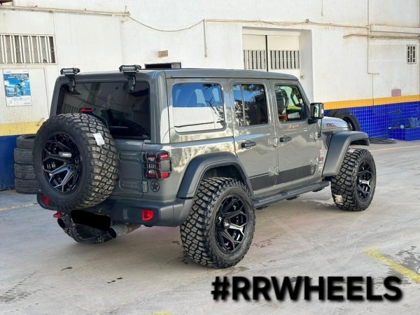 Deze nieuwe Jeep Wrangler 2023 van een klant in Algerije hebben wij voorzien van 20 inch 4Play velgen 4P80R in 10J ET-24 Brushed Black! Geweldige extreme velgen voor deze Wrangler!
