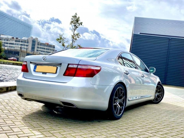 Lexus LS460 voorzien van nieuwe 20 inch Exclusive Concepts in 8.5J & 9.5J ET25 5x120 met 245 40 20 en 275 35 20
