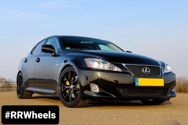 Deze prachtige Lexus IS250 voorzien van YKW Wheels in 5x114,3 8.5J en 9.5J ET35 rondom.