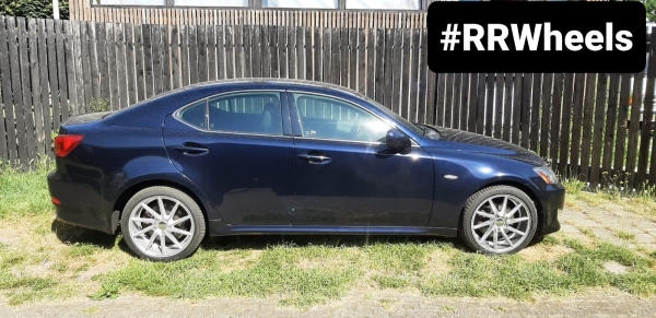 Deze prachtige Lexus IS250 voorzien van JF Luxury - EAC - Hyper Silver 8J ET42 vol rondom.