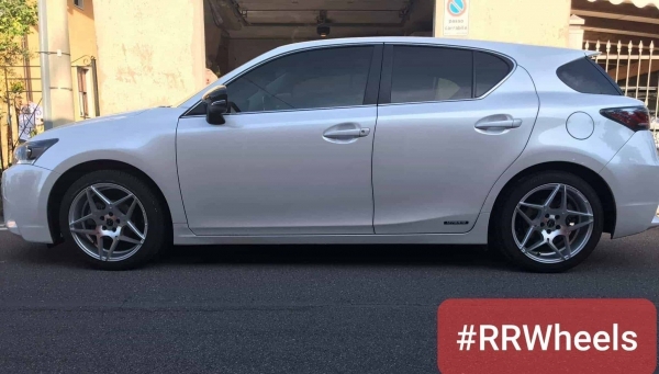 Lexus CT200H voorzien van 17 inch Elegance wheels 7.5J Et35 rondom.