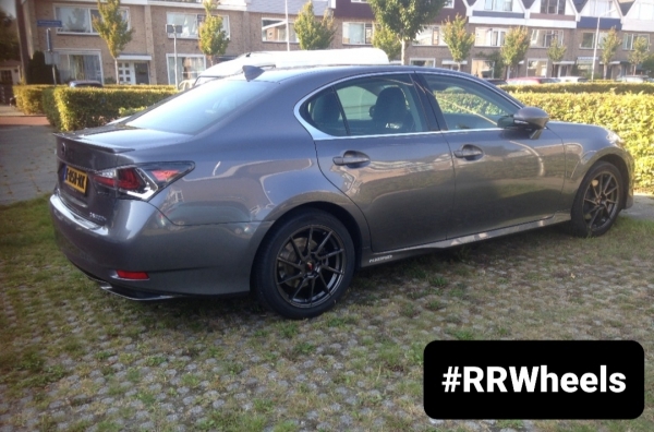 Lexus GS300H voorzien van 18 inch Japan Racing JR36 Gloss Gray en 8J 5x114,3 ET45