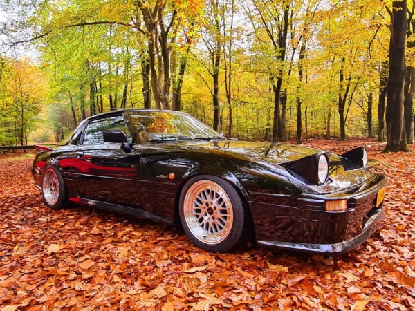 Wederom een â€‹â€‹heel bijzondere! Een Mazda RX7 uit 1982 voorzien van een breedset van Pro Racing in 16 inch 7.5J ET30 en 8.5J ET30.