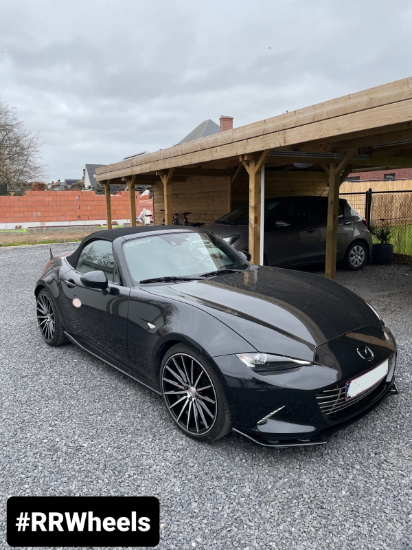 Deze Mazda MX5 voorzien van 18 inch JF Luxury Xp34 velgen in 4x100 8J ET45 rondom. Zwart met gepolijste oppervlaktes, schitterend resultaat!