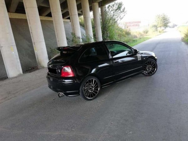 MG ZR voorzien zwart/chrome 18 inch velgen van JF Luxury.