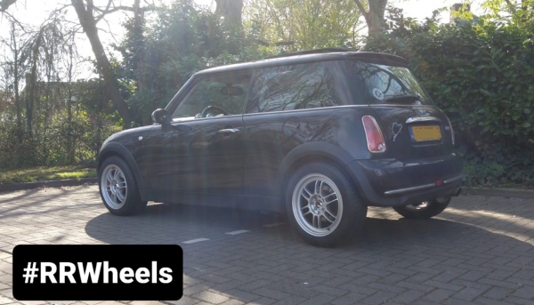 Deze Mini Cooper R50 voorzien van JR7 velgen in 7J ET38 inclusief Vredestein Sportrac 5 - 195 55 16! Sportieve combinatie!