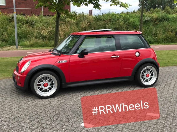 Mini Cooper voorzien van 17 inch Spike edition velgen 7.5j ET25.