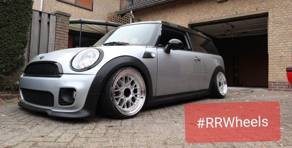 Mini cooper 55 clubman voorzien van 17 inch spike velgen 7.5J ET25 rondom.