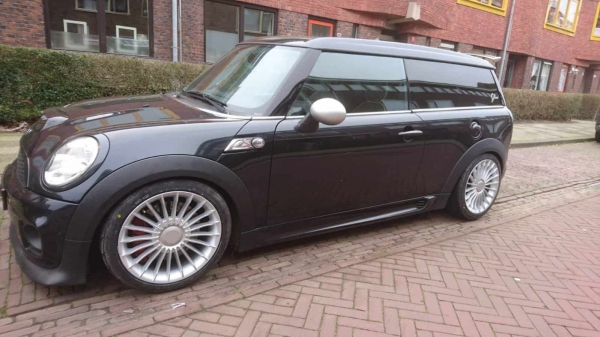 Mini Clubman voorzien van 17 inch JF Luxury Alp.1 in 7.5J ET35 rondom.