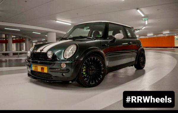 Mini Cooper voorzien van 17 inch JF Luxury Alpina velgen 7J ET30 inclusief nieuwe 205 40 17 banden.