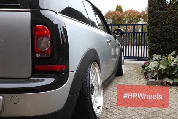 Mini cooper 55 clubman voorzien van 17 inch spike velgen 7.5J ET25 rondom.