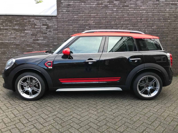 Mini Countryman S voorzien van 19 inch 5Ã—112 Voolium V6 velgen 8.5J ET40.