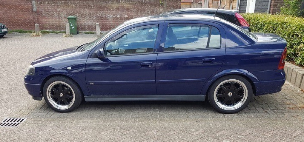 Opel Astra voorzien van 17 inch JF Luxury velgen.