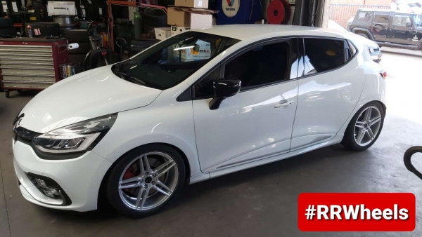 Renault CLIO RS met nieuwe 17 inch ADV 5.0 velgen in 5x114,3 7.5J ET42.