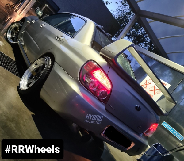 Subaru Impreza WRX uitgerust met een 17 inch breedset van Japan Racing model JR12 8J ET33 en 9J ET25. Geweldige machine en mooie uitstraling!