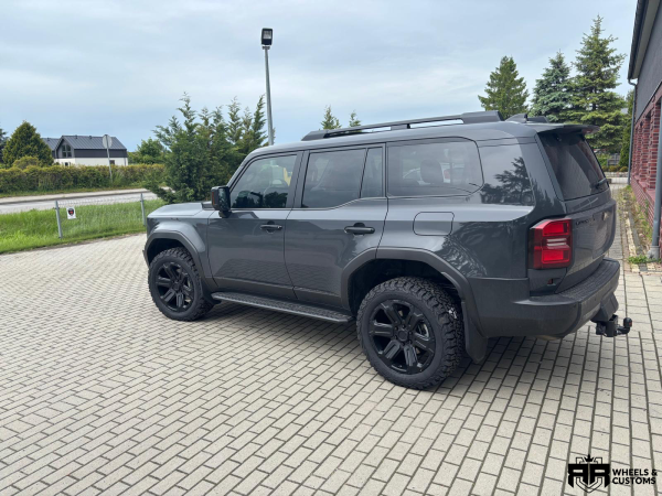 Toyota Landcruiser 250 voorzien van Black Rhino WANAKA Matte black 20 inch 9J ET40