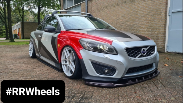Volvo C30 R-Design met nieuwe Japan Racing JR25 Silver Machined 18 inch breedset in 5x108 8.5J ET35 en 9.5J ET35. Geweldige fitment op deze bagged Volvo C30!