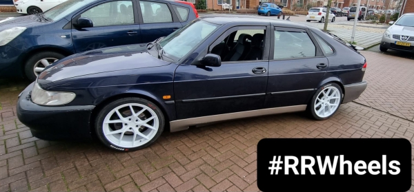 We fitted this Saab 9-3 type 1 with new 18 inch Japan Racing type SL01 in 5x110 8J ET35 all around. 