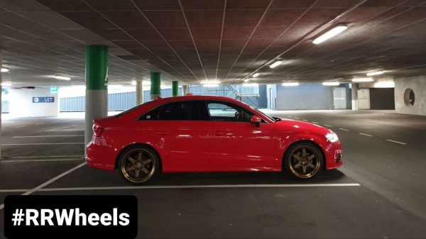 Audi A3 Sedan uit 2015 voorzien van 19 inch JF Luxury velgen in gefreesd bronze kleur. 8.5J ET40 rondom met 225 40 19 banden.