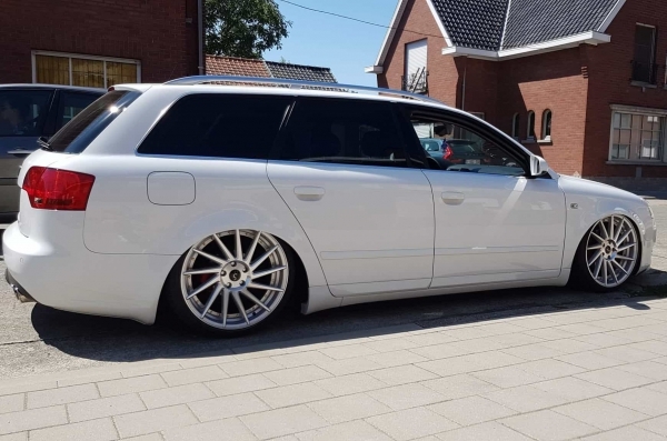 Audi A4 B7 Avant op Airride voorzien van JNC velgen 19 inch ET30 met 8.5J rondom.