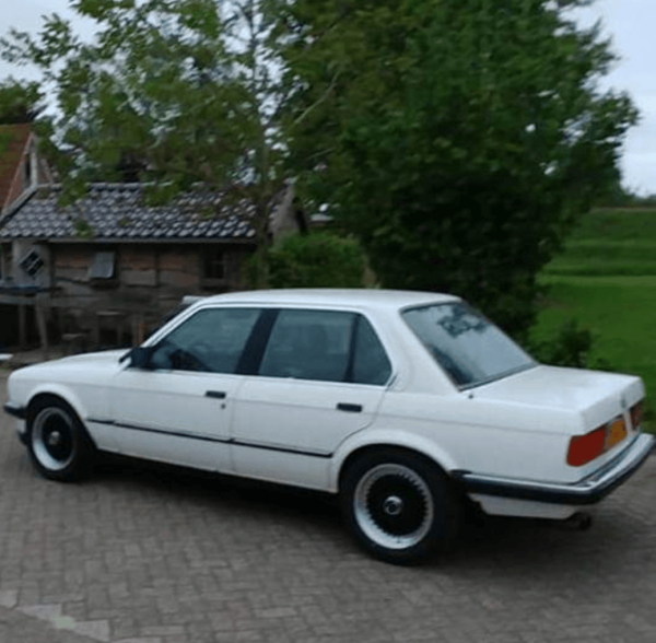 BMW E30 voorzien van Classic 16 inch 8J ET25 Retro wheels.