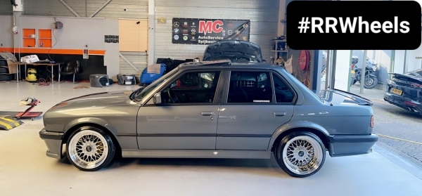 BMW E30 Sedan voorzien van een set velgen van JNC Wheels type JNC004 Platinum Chrome in 17 inch 8.5J ET15 en 10J ET25. Geweldige velgen en fitment voor deze wagen!