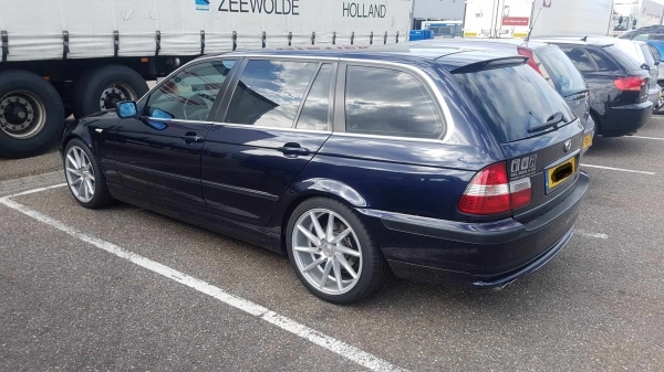BMW E46 330I voorzien van 18 inch 5Ã—120 8J rondom met ET 33