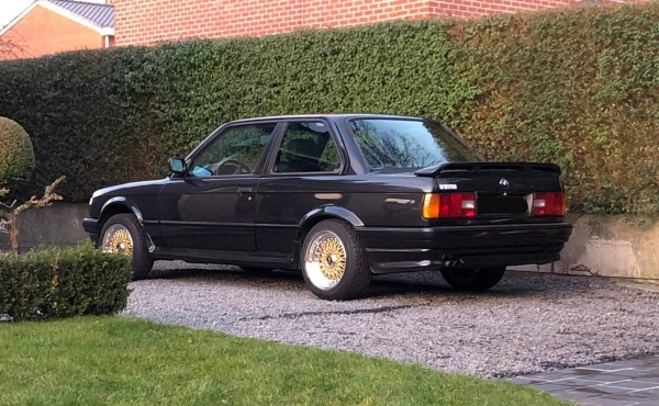 BMW e30 voorzien van een 15 inch breedset 7J en 8J ET30/25