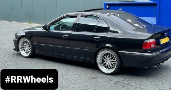 BMW E39 5 Serie 540i voorzien van 19 inch ESR Wheels SR05 Hyper Silver in 9.5J ET22 en 10.5J ET22.  Perfecte fitment!