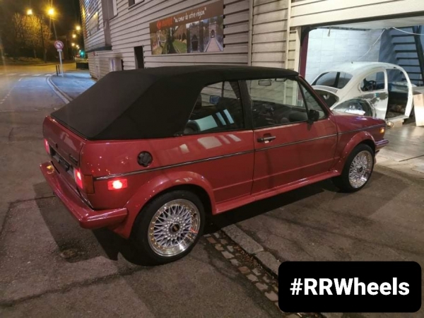  Volkswagen Golf 1 Cabrio met een 16 inch set van JF Luxury REW032 in 16 inch 7J ET30 Silver Polished.