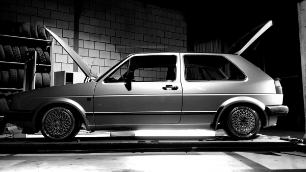 Volkswagen Golf 2 met nieuwe Retro Wheels in 15 inch 4x100 7.5J ET25 rondom.