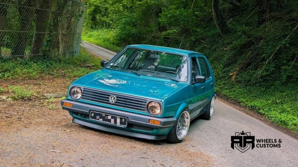 Deze mooie Volkswagen Golf 2 mogen voorzien van nieuwe velgen 15 inch 4x100 YKW Wheels Y5890 - Full Silver Machined Lip â€“ Snowflake, wat een mooie kleuren combinatie zo!
