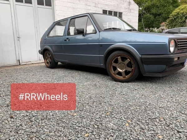 VW Golf 2 voorzien van 15 inch JF Luxury velgen