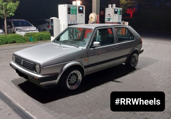 Volkswagen Golf 2 voorzien van nieuwe HSR Velgen H596 in 15 inch 4x100 Gun Metal 7.5J ET30 rondom. Geweldig resultaat!