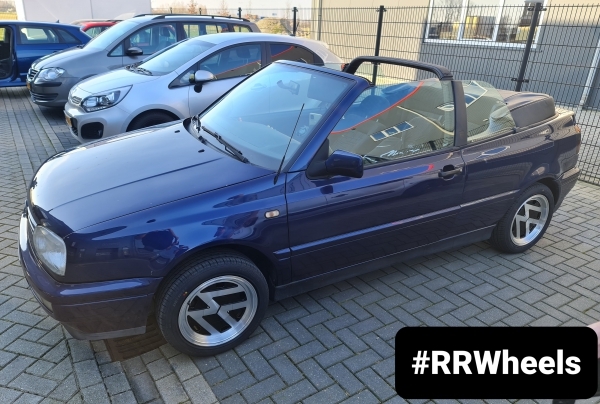  Volkswagen Golf 3 Cabrio met een 15 inch set van JF Luxury VW Logo A59 in 15 inch 4x100 6.5J ET30.