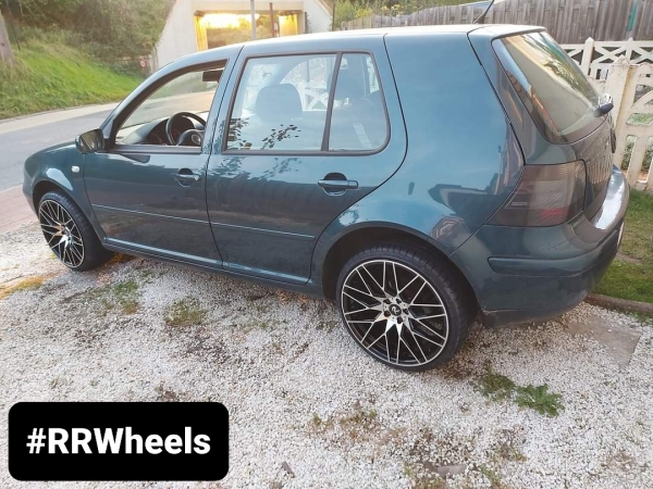 Volkswagen Golf 4 voorzien van 18 inch DIM Performance DM010 velgen in 8.5J ET35 inclusief nieuwe banden in 215 35 18.
