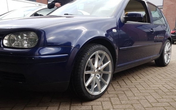 Volkswagen Golf 4 met nieuwe 18 inch JF Luxury velgen in 5x100 8J ET35