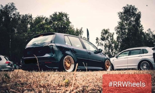 Volkswagen Golf 5 voorzien van een 18 inch Regen5 8.5J 9.5J ET40/42 breedset.
