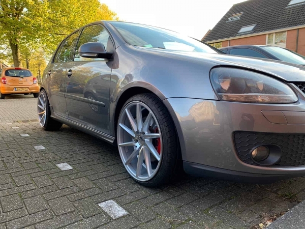 Volkswagen Golf 5 met nieuwe 19 inch velgen in 5x112 8.5j 9.5j van Forzza wheels
