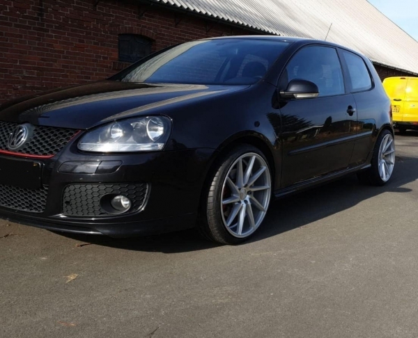 VW Golf 5 GTI voorzien van een 19 inch 8.5J en 9.5J Breedset van Forzza wheels