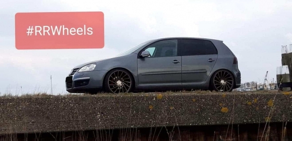 Volkswagen Golf 5 met 19 inch 5x112 8.5J ET40 rondom Riviera wheels