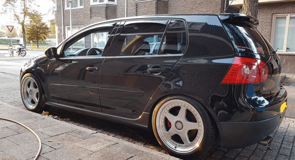 Volkswagen Golf 5 voorzien van 18 inch velgen in 5x112 8.5J ET35 rondom.