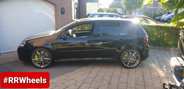 Volkswagen Golf 5 R32 met nieuwe 19 inch velgen. 19 inch 8J ET40 met een grote remkit.