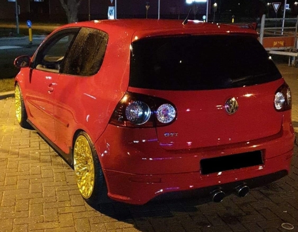 Volkswagen Golf 5 GTI voorzien van 18 inch 8.5J ET40 Flowfactor Gold velgen.