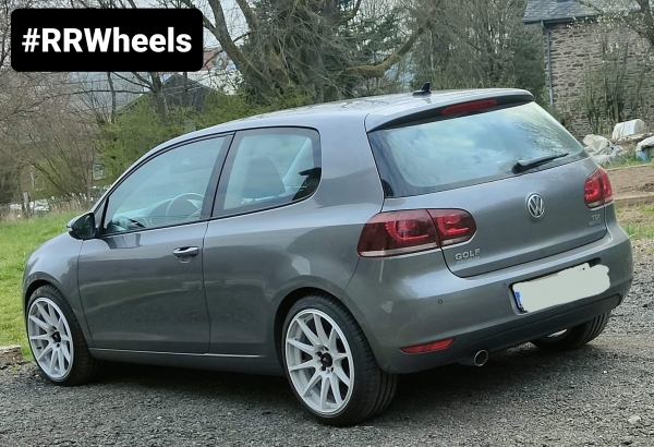 Volkswagen Golf 5 features 18 inch JR11 rims in 8.5j ET40 in white.